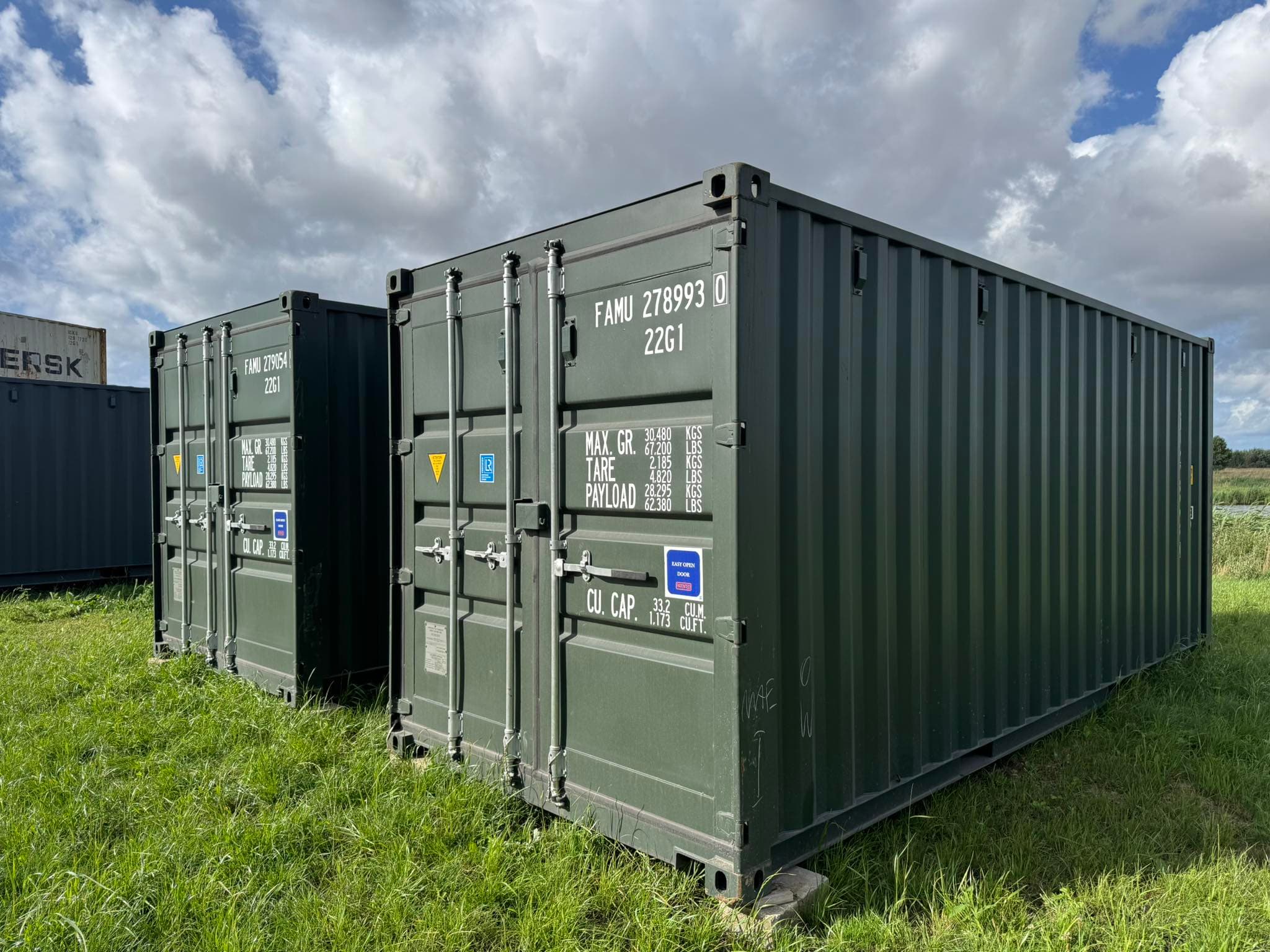 Różne typy kontenerów na placu